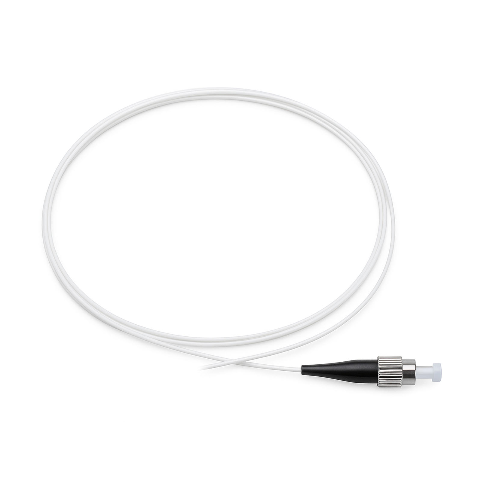 Оптичний пігтейл FC/UPC Simplex G657A1 LSZH 1,5 м — загальний вигляд Конектор FC/UPC — крупний план із поліруванням UPC Білий LSZH патч-корд G657A1 — тонка оболонка 0,9 мм Пігтейл FC/UPC в FTTH монтажі — підключення до кросу Готовий пігтейл для телеком-обладнання — на полці